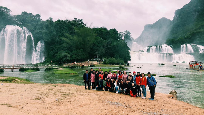 Du khách tham quan thác Bản Giốc. (Nguồn: Vietnam+) 2105thacbanGioc.jpg