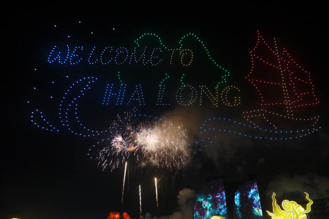 Màn trình diễn Drone light xếp hình đầy ấn tượng tại lễ khai mạc Carnaval Hạ Long. (Ảnh: Đức Hiếu/TTXVN) TTXVN_2105vinhHalong2.jpg