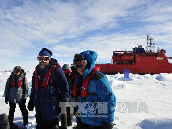 Cứu được tàu Nga, tàu phá băng Trung Quốc lại mắc kẹt ảnh 1