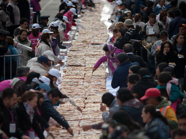 Mexico sản xuất chiếc bánh mỳ ngọt dài tới 1.440 mét ảnh 1