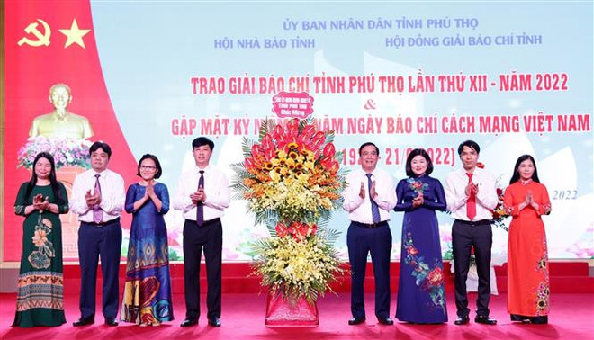 Lãnh đạo tỉnh Phú Thọ tặng hoa chúc mừng những người làm báo tỉnh Phú Thọ nhân ngày Báo chí Cách mạng Việt Nam 21/6. (Ảnh: Trung Kiên/TTXVN) Các địa phương trao giải thưởng nhân ngày báo chí cách mạng ảnh 6