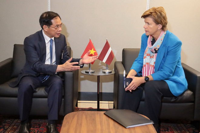 Phó Thủ tướng, Bộ trưởng Bộ Ngoại giao Bùi Thanh Sơn tiếp Bộ trưởng Ngoại giao Latvia Baiba Braze. (Ảnh: Thanh Tuấn/TTXVN) ttxvn_bui thanh son Baiba Braze.jpg