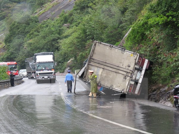 Xe container lật giữa đường, ùn tắc nghiêm trọng trên quốc lộ 1A ảnh 1