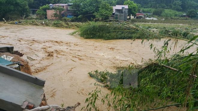 Khẩn trương tìm kiếm người mất tích, ổn định cuộc sống sau lũ ảnh 1