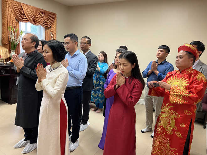 Đại sứ Việt Nam tại Mỹ Nguyễn Quốc Dũng cùng các đại biểu dâng hương tưởng nhớ các Vua Hùng. (Ảnh: Kiều Trang/TTXVN) Nhiều hoạt động hướng về Ngày Giỗ Tổ của Người Việt ở Washington DC ảnh 1