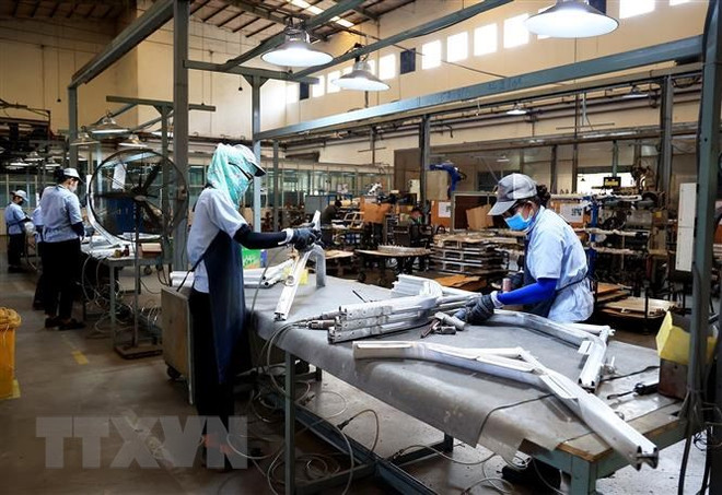 Hoạt động sản xuất tại Công ty cơ khí động lực Toàn cầu, Khu công nghiệp Giang Điền, huyện Trảng Bom, tỉnh Đồng Nai. (Ảnh: Hồng Đạt/TTXVN) Thủ tướng phân công, đôn đốc địa phương thúc đẩy sản xuất kinh doanh ảnh 1