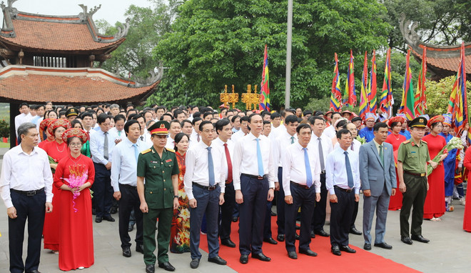 Bí thư Tỉnh ủy Phú Thọ Bùi Minh Châu cùng các đại biểu dâng hương tưởng niệm Đức Quốc Tổ Lạc Long Quân. (Ảnh: Tạ Toàn/TTXVN) TTXVN_1404DucQuoctovuaHung4.jpg