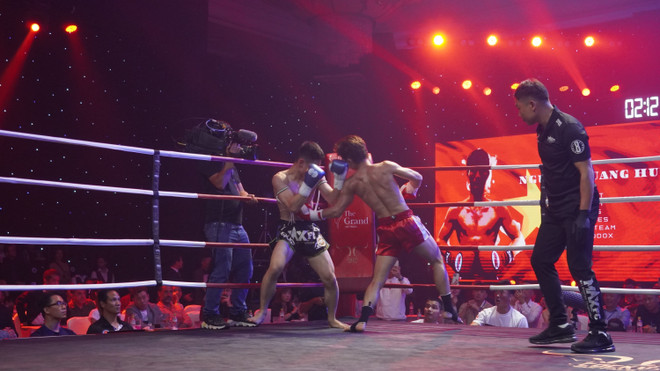 Cú knockout của võ sỹ Nguyễn Quang Huy hạ gục võ sỹ Hàn Quốc Park Jae Won. (Ảnh: Huỳnh Sơn/ TTXVN) TTXVN_1404vosy2.jpg