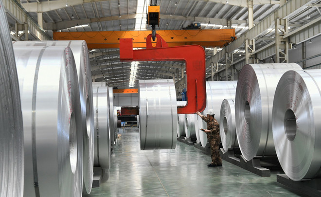 Vận chuyển thép cuộn tại nhà máy ở Châu Bình, tỉnh Sơn Đông, Trung Quốc. (Ảnh: AFP/TTXVN) TTXVN_1404thepTrungquoc.jpg