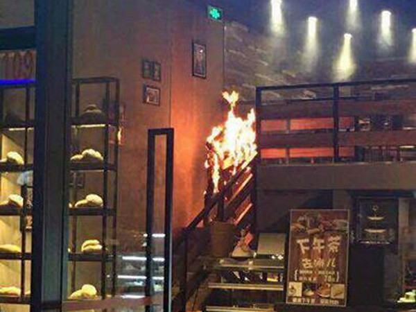 Ca sỹ Trung Quốc xinh đẹp biến thành "đuốc sống" trong quán càphê ảnh 2