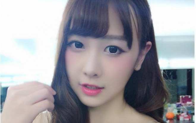 Ca sỹ Trung Quốc xinh đẹp biến thành "đuốc sống" trong quán càphê ảnh 1