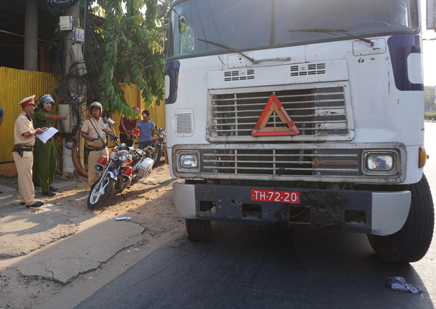 Bắt 2 xe container dùng biển đỏ giả, không chấp hành hiệu lệnh ảnh 1