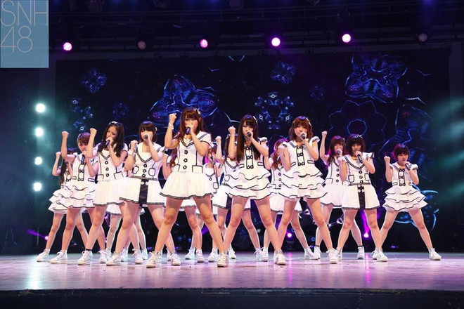 Ca sỹ Trung Quốc xinh đẹp biến thành "đuốc sống" trong quán càphê ảnh 3