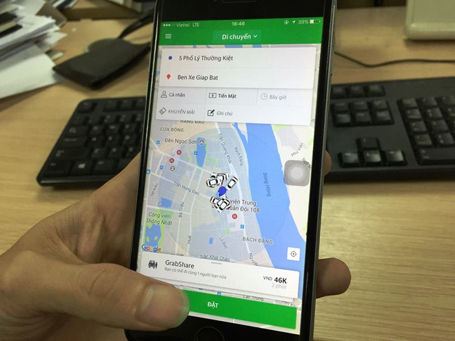 Dịch vụ đi chung xe GrabShare của Grab. (Ảnh: Việt Hùng/Vietnam+) Bộ Giao thông Vận tải "tuýt còi" dịch vụ xe chung của Uber và Grab ảnh 1