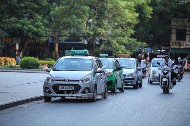 Taxi truyền thống đang gặp nhiều khó khăn sau khi Grab và Uber đổ bộ vào Việt Nam. (Ảnh: Minh Sơn/Vietnam+) Taxi truyền thống không xin bảo hộ, tuyên chiến với Uber và Grab ảnh 1