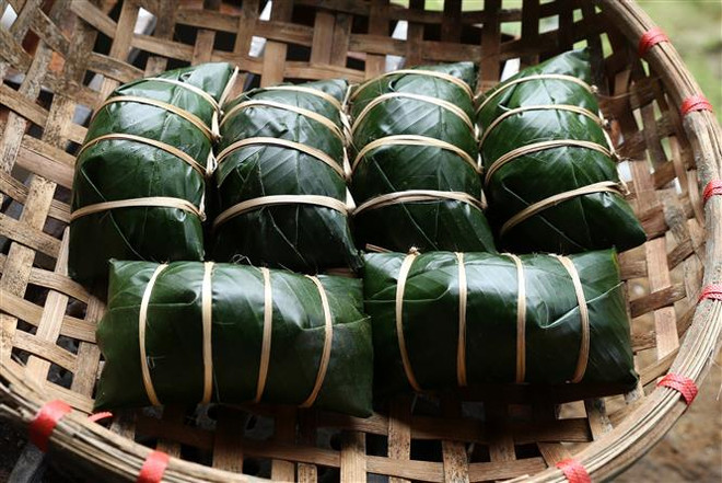 Bánh chưng gù đen là đặc sản của đồng bào các dận tộc tại tỉnh Lào Cai. (Ảnh: Quốc Khánh/TTXVN) Bí ẩn sau chiếc bánh chưng đen và bánh dầy ngũ sắc tại Lào Cai ảnh 2