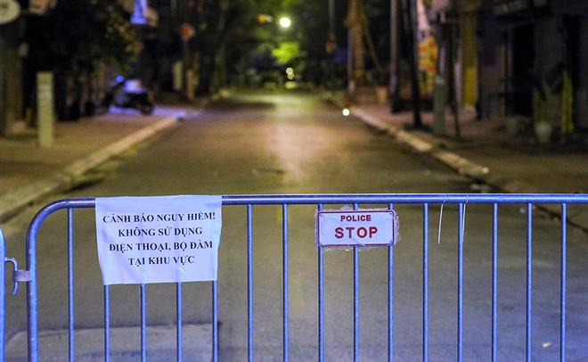 Lực lượng chức năng rào vây khu vực có bom. (Ảnh: PV/Vietnam+) Hà Nội: Tháo dỡ thành công quả bom 'khủng' tại phố Cửa Bắc ảnh 2