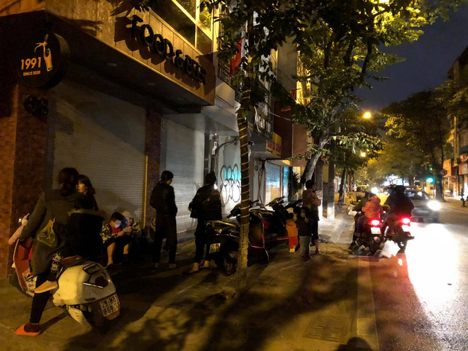 Người dân đứng từ xa theo dõi tình hình. (Ảnh: PV/Vietnam+) Hà Nội: Tháo dỡ thành công quả bom 'khủng' tại phố Cửa Bắc ảnh 4