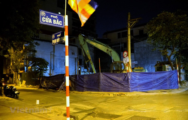 Khu vực gần nơi phát hiện quả bom được khoanh vùng. (Ảnh: Minh Hiếu/Vietnam+) Hà Nội: Tháo dỡ thành công quả bom 'khủng' tại phố Cửa Bắc ảnh 1