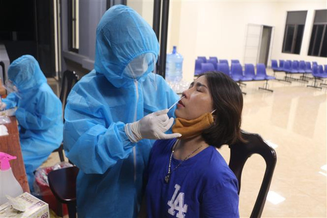 Test nhanh phát hiện COVID-19 cho người dân Thành phố Vinh. (Ảnh: Bích Huệ/TTXVN) Thái Bình có 2 ca dương tính, Nghệ An xét nghiệm lại 8 mẫu test nhanh ảnh 2
