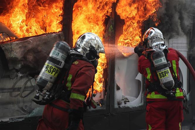 Pháp: Bạo lực đột ngột bùng phát trong cuộc biểu tình 'Áo vàng' ảnh 1