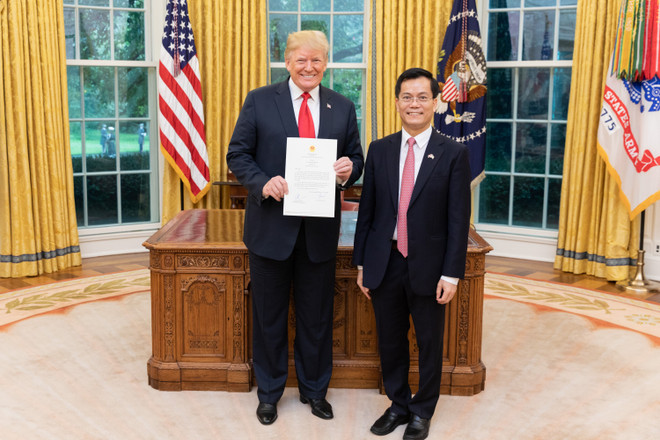 Đại sứ Hà Kim Ngọc trình Quốc thư lên Tổng thống Donald Trump ảnh 1