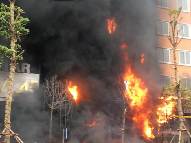 Vụ cháy ở phố Trần Thái Tông: Có nạn nhân nghi bị mắc kẹt bên trong ảnh 1