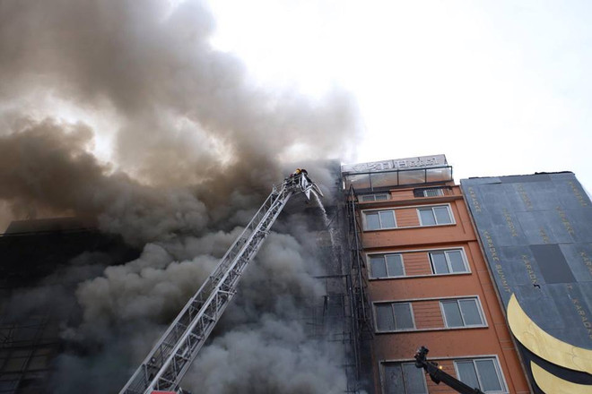 Vụ cháy ở phố Trần Thái Tông: Có nạn nhân nghi bị mắc kẹt bên trong ảnh 3