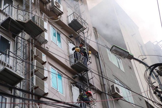 Vụ cháy ở phố Trần Thái Tông: Có nạn nhân nghi bị mắc kẹt bên trong ảnh 25
