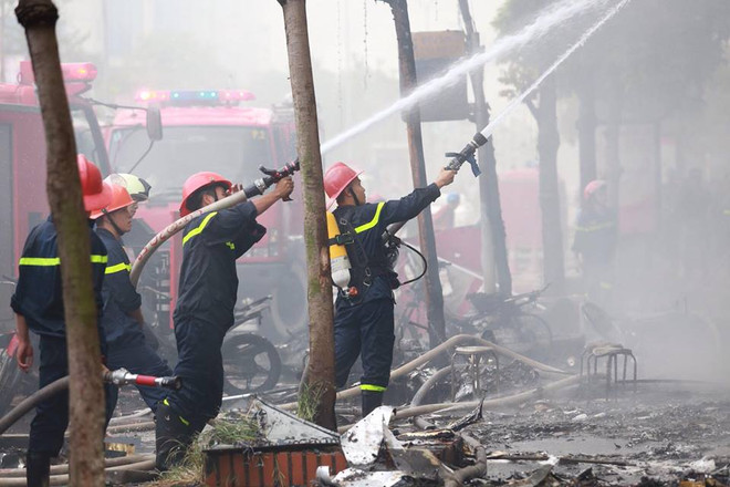 Vụ cháy ở phố Trần Thái Tông: Có nạn nhân nghi bị mắc kẹt bên trong ảnh 23