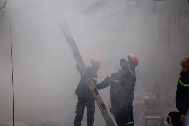 Vụ cháy ở phố Trần Thái Tông: Có nạn nhân nghi bị mắc kẹt bên trong ảnh 17