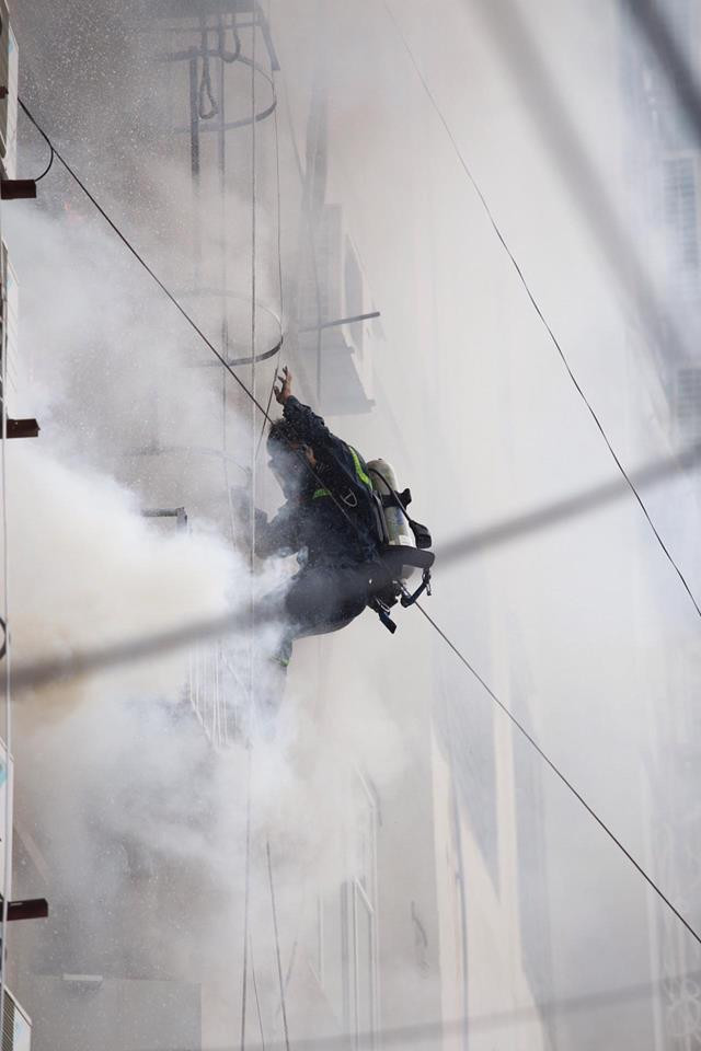 Vụ cháy ở phố Trần Thái Tông: Có nạn nhân nghi bị mắc kẹt bên trong ảnh 12