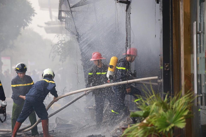 Vụ cháy ở phố Trần Thái Tông: Có nạn nhân nghi bị mắc kẹt bên trong ảnh 20