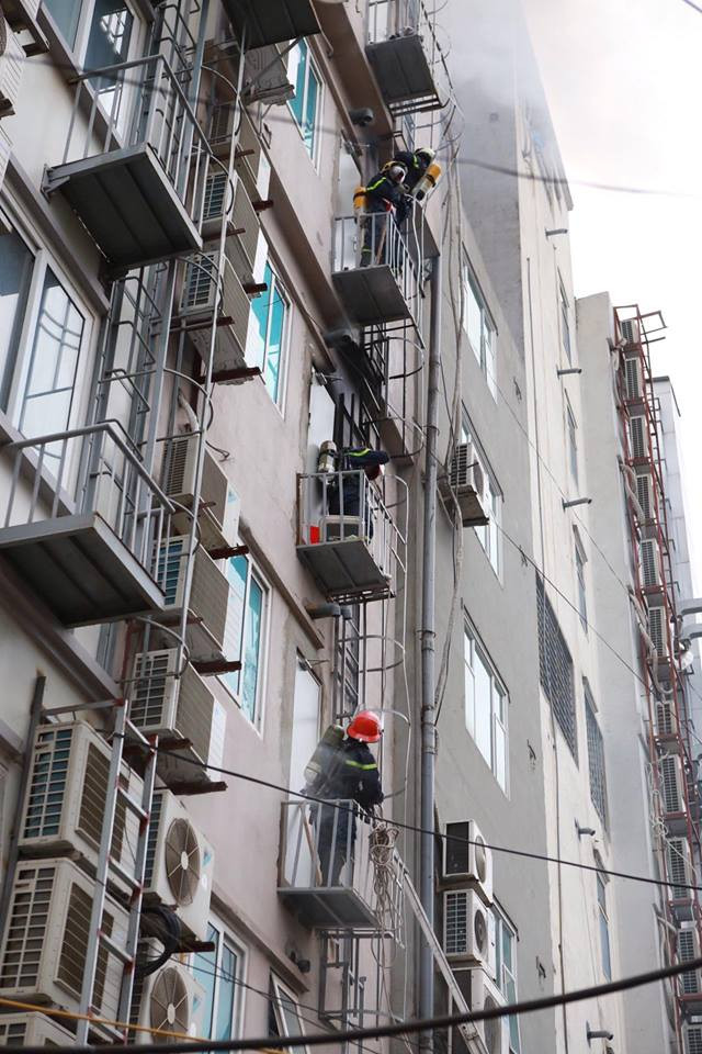 Vụ cháy ở phố Trần Thái Tông: Có nạn nhân nghi bị mắc kẹt bên trong ảnh 26