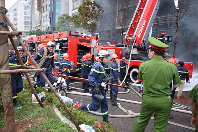 Vụ cháy ở phố Trần Thái Tông: Có nạn nhân nghi bị mắc kẹt bên trong ảnh 2