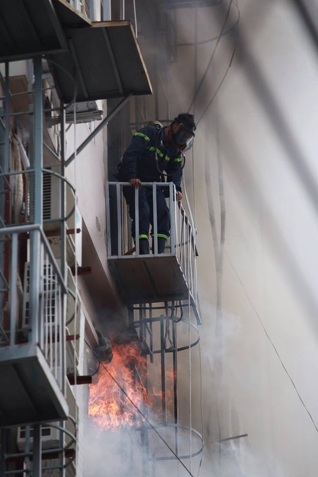 Vụ cháy ở phố Trần Thái Tông: Có nạn nhân nghi bị mắc kẹt bên trong ảnh 15