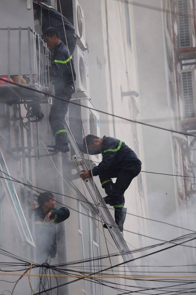 Vụ cháy ở phố Trần Thái Tông: Có nạn nhân nghi bị mắc kẹt bên trong ảnh 11