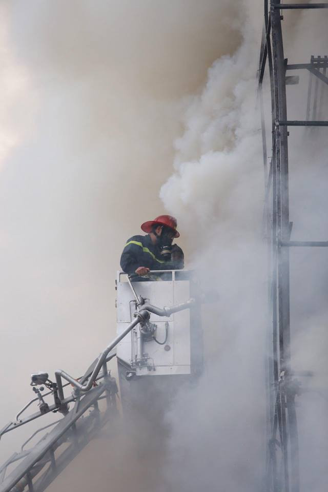 Vụ cháy ở phố Trần Thái Tông: Có nạn nhân nghi bị mắc kẹt bên trong ảnh 22