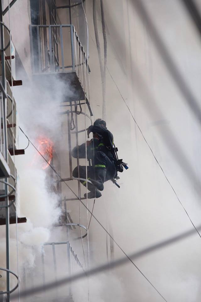 Vụ cháy ở phố Trần Thái Tông: Có nạn nhân nghi bị mắc kẹt bên trong ảnh 13