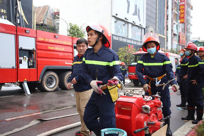 Vụ cháy ở phố Trần Thái Tông: Có nạn nhân nghi bị mắc kẹt bên trong ảnh 4