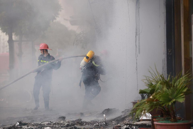Vụ cháy ở phố Trần Thái Tông: Có nạn nhân nghi bị mắc kẹt bên trong ảnh 21