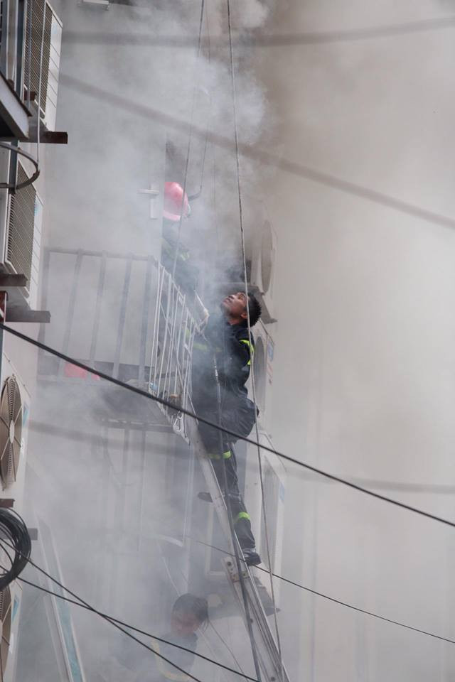 Vụ cháy ở phố Trần Thái Tông: Có nạn nhân nghi bị mắc kẹt bên trong ảnh 14