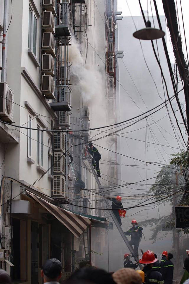 Vụ cháy ở phố Trần Thái Tông: Có nạn nhân nghi bị mắc kẹt bên trong ảnh 9