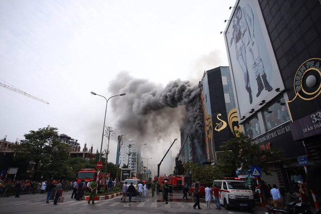 Vụ cháy ở phố Trần Thái Tông: Có nạn nhân nghi bị mắc kẹt bên trong ảnh 7