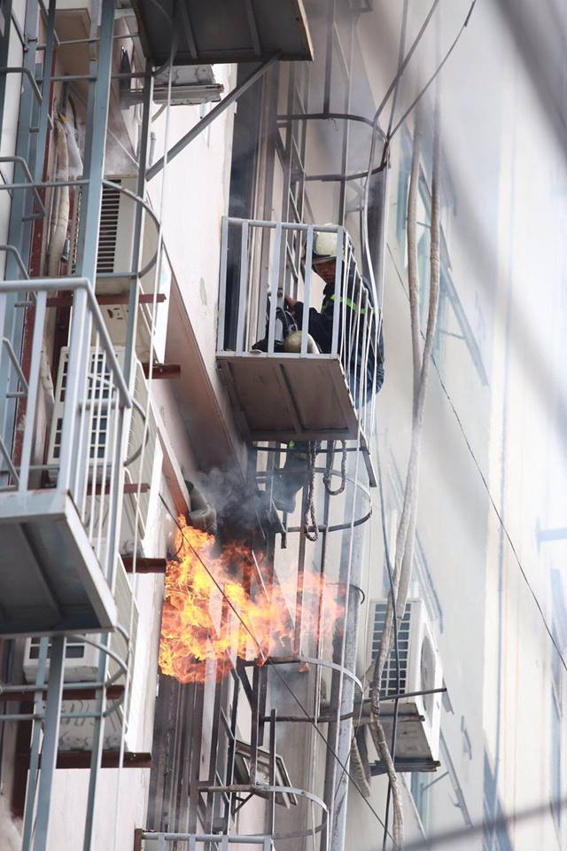 Vụ cháy ở phố Trần Thái Tông: Có nạn nhân nghi bị mắc kẹt bên trong ảnh 16