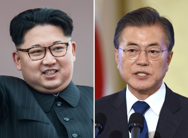 Nhà lãnh đạo Triều Tiên Kim Jong-un (trái) và Tổng thống Hàn Quốc Moon Jae-in. (Nguồn: TTXVN phát) Ông Kim Jong-un tới Panmunjom dự Hội nghị thượng đỉnh liên Triều ảnh 1