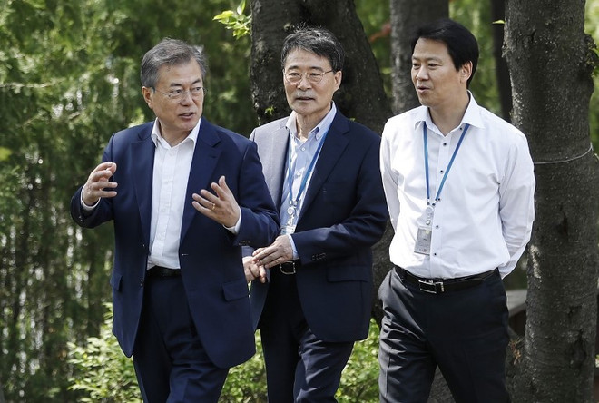 Tổng thống Hàn Quốc Moon Jae-in (trái) thảo luận với Chánh Văn phòng Phủ Tổng thống Im Jong-seok (phải) và Cố vấn chính sách an ninh Jang Ha-sung tại phủ Tổng thống ở Seoul ngày 25/4. (Nguồn: EPA-EFE/TTXVN) Tổng thống Hàn Quốc Moon Jae-in đến làng đình chiến Panmunjom ảnh 1
