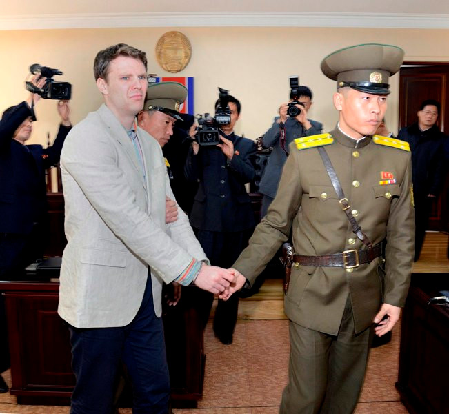 Sinh viên Otto Warmbier (trái) tại tòa án ở Bình Nhưỡng, Triều Tiên ngày 16/3/2016. (Nguồn: EPA/TTXVN) Mỹ: Cha mẹ của sinh viên Otto Warmbier đâm đơn kiện Triều Tiên ảnh 1
