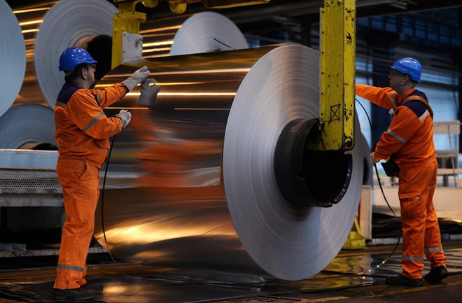 Nhà máy sản xuất nhôm cuộn ở Biesheim, Pháp. (Nguồn: AFP/TTXVN) Mỹ muốn EU nhượng bộ trước khi gia hạn miễn đánh thuế thép và nhôm ảnh 1