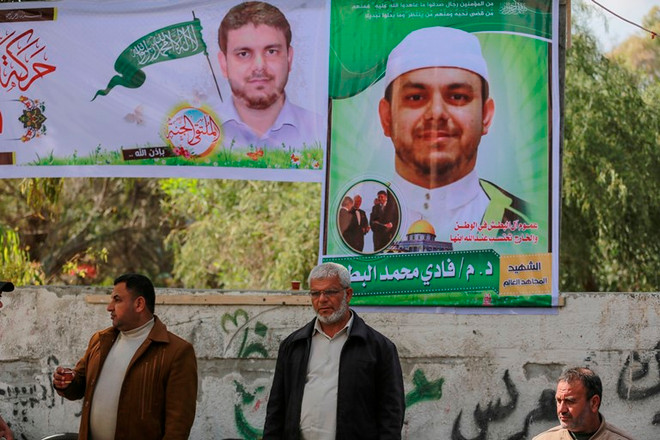 Chân dung giáo sư người Palestine Fadi Mohammad al-Batsh tại thị trấn Jabalia, Dải Gaza ngày 21/4. (Nguồn: THX/TTXVN) Thi thể của giáo sư Palestine al-Batsh được đưa về Dải Gaza ảnh 1